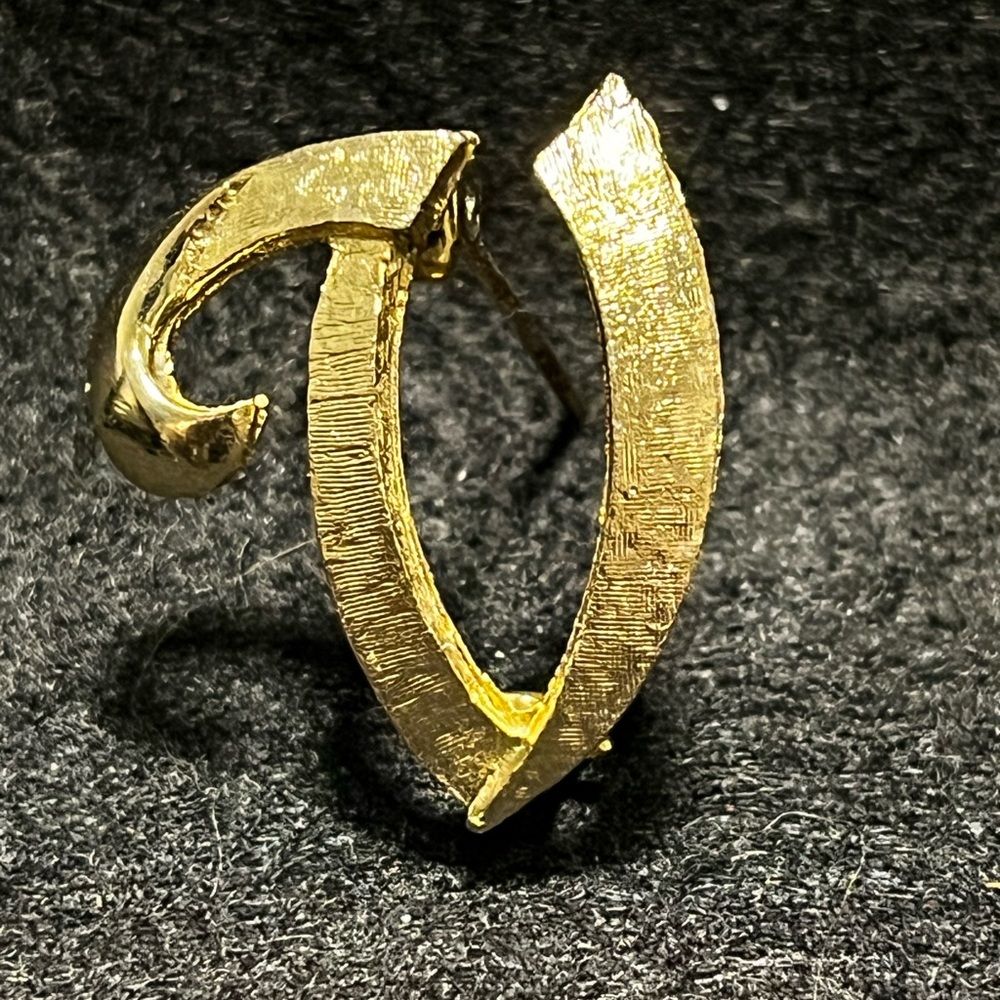 Vintage Gold Plated Cursive Letter
“V” Brooch Fashion - Rare Collectible